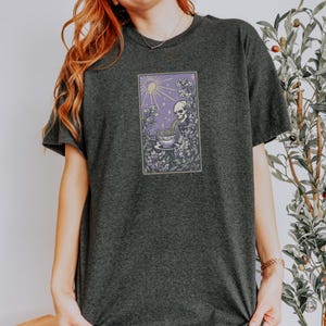 Camiseta unisex de tarot de ramen, con gráficos de brujas, alternativa de Halloween, con cartas de tarot góticas y estampado de ramen espeluznante, estilo cottagecore.
