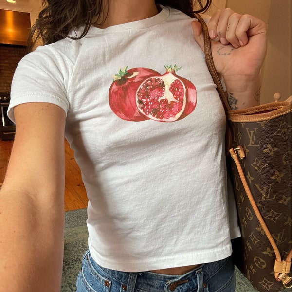 Flirty Pomegranate Baby Tee, T-shirt recadré des années 2000 Style Y2K, Chemise Coquette Soft Girl Era, Cadeau Tiktok Clean Girl Pinterest Esthétique