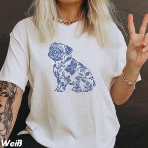 Pug Toile de Jouy T-shirt Unisex, Elegant Blue Toile Franse Pug Moeder, Hondenliefhebber Cadeau, Bloemen Pug Shirt Volwassen Porselein