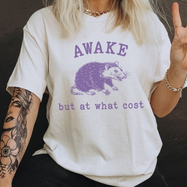 Vintage Awake but at what cost T-Shirt,lustig Opossum TShirt,sarkastisch Spruch,Retro 90er Jahre Gag Shirt,Meme Unisex Shirt