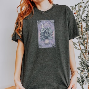 Camiseta unisex de Monstera, con gráficos de brujas, alternativa de Halloween, con estampado de tarot gótico y plantas de interior espeluznantes, estilo cottagecore.