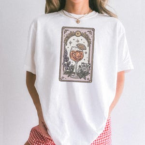 Camiseta unisex Aperol Spritz, camiseta con gráfico de bruja, camiseta alternativa de Halloween, estampado de bebida espeluznante con cartas del tarot de estética gótica, camiseta cottagecore