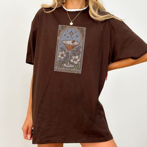 Camiseta Espresso Martini Unissex, Estampa de Bruxa, Camiseta Alternativa de Halloween, Cartas de Tarô com Estampa de Bebida Assustadora e Estética Gótica, Camiseta Cottagecore