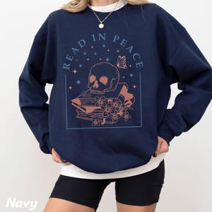 Retro Read in Peace Book Suéter unisex, Cómodo libro de sudadera nerd, Lectura Crewneck Suéter Regalo Bookworm Bookish Skeleton Halloween