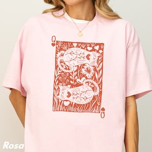 T-shirt gatto di cuori unisex, maglietta carina con carte da gioco alternativa, regalo per il proprietario del gatto Boho Cottagecore, camicia regina di cuori strega