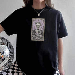 Camiseta unissex esqueleto com café, estampa de bruxa, camiseta alternativa de Halloween, carta de tarô estética gótica, bebida assustadora, camiseta cottagecore