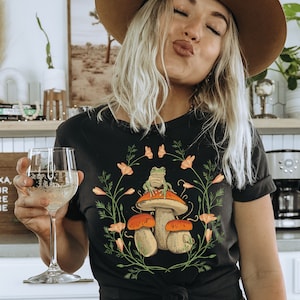 Cottagecore T-shirt, cute frog mushroom autumn motif, botanical T-shirt, fairycore T-shirt, goblincore retro look T-shirt, nature motif gift for her