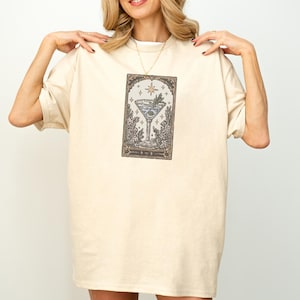 Camiseta unisex de Martini, camiseta con gráfico de bruja, camiseta alternativa de Halloween, estampado de bebidas espeluznantes con cartas del tarot de estética gótica, camiseta cottagecore