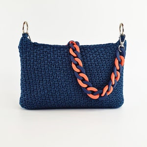 Bolso azul vaquero mediano, tipo baguette o bolso de hombro, tejido a crochet, hecho a mano, con asa acrílica azul y naranja, forro interior de tela satén naranja y cierre de cremallera.