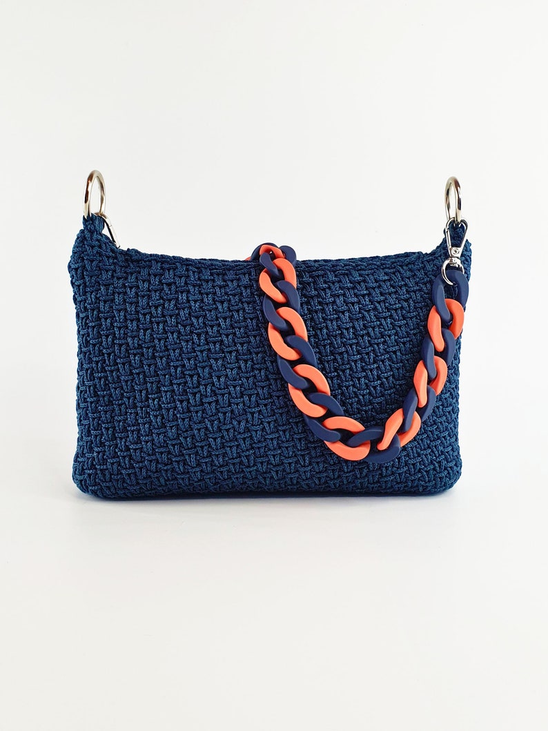 Bolso azul vaquero mediano, tipo baguette o bolso de hombro, tejido a crochet, hecho a mano, con asa acrílica azul y naranja, forro interior de tela satén naranja y cierre de cremallera.