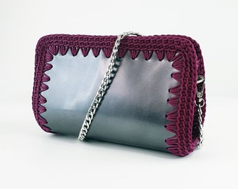 Small gray clutch bag made of leather and crochet, with a long chain, to be worn as a shoulder bag, crossbody bag or as a handbag.