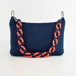 Bolso azul vaquero mediano, tipo baguette o bolso de hombro, tejido a crochet, hecho a mano, con asa acrílica azul y naranja, forro interior de tela satén naranja y cierre de cremallera.