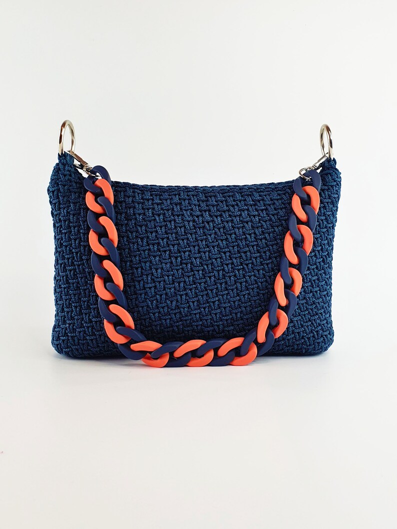 Bolso azul vaquero mediano, tipo baguette o bolso de hombro, tejido a crochet, hecho a mano, con asa acrílica azul y naranja, forro interior de tela satén naranja y cierre de cremallera.