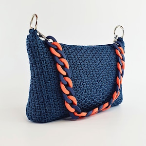 Bolso azul vaquero mediano, tipo baguette o bolso de hombro, tejido a crochet, hecho a mano, con asa acrílica azul y naranja, forro interior de tela satén naranja y cierre de cremallera.