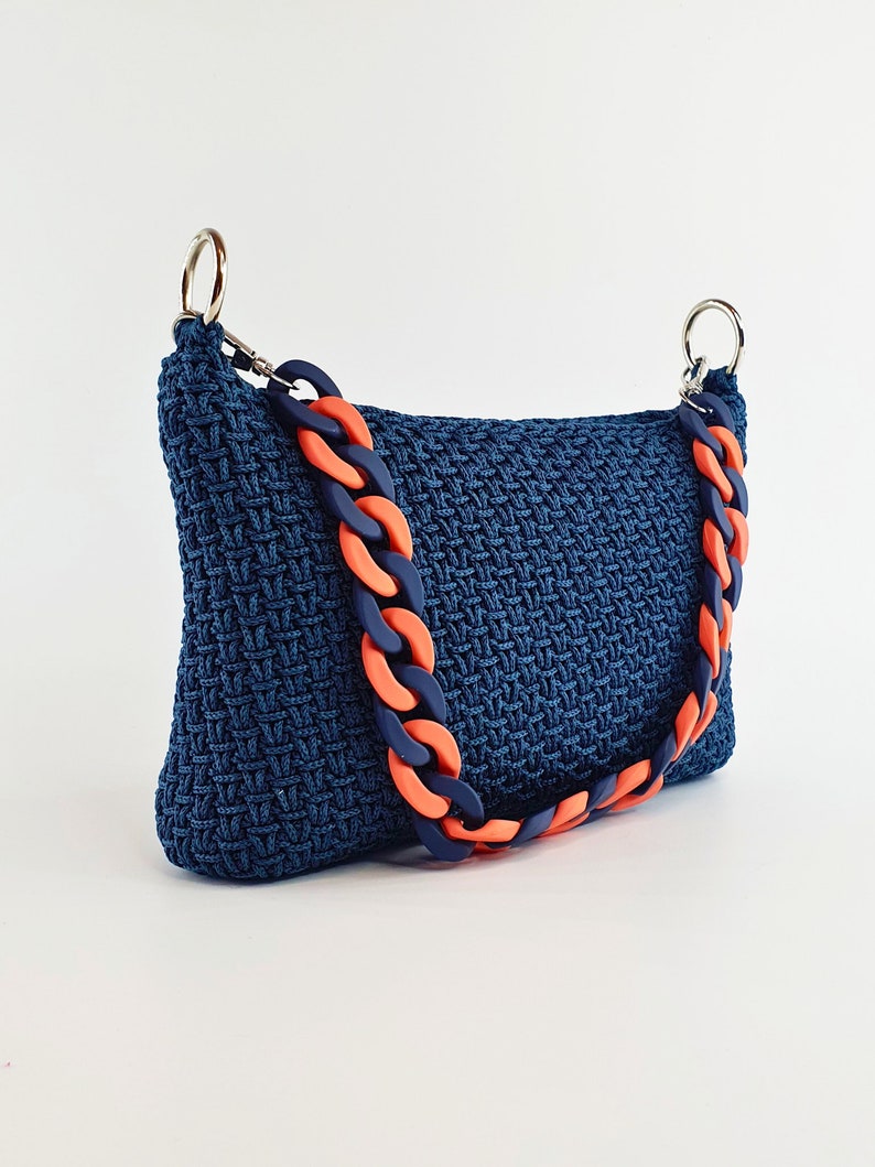 Bolso azul vaquero mediano, tipo baguette o bolso de hombro, tejido a crochet, hecho a mano, con asa acrílica azul y naranja, forro interior de tela satén naranja y cierre de cremallera.