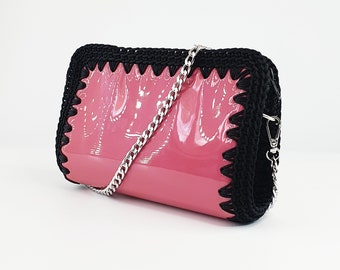 Small pink clutch bag made of leather and crochet, with a long chain, to be worn as a shoulder bag, crossbody bag or as a handbag.