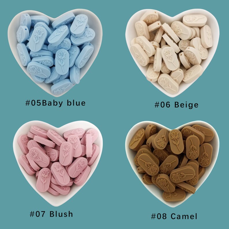 Op de afbeelding: Vier hartvormige kommen gevuld met siliconen kralen in verschillende kleuren: babyblauw, beige, roze blush en camel. Elke kom heeft een nummer en een kleurnaam eronder gedrukt: #05 Babyblauw, #06 Beige, #07 Blush, #08 Camel.
