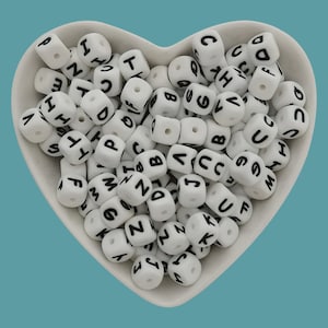 Cuentas de letras de silicona blancas de 10 mm, cuentas de alfabeto de silicona, cuentas de letras cuadradas de la A a la Z, cuentas de silicona con letras cúbicas cuadradas, pulsera con llavero DIY