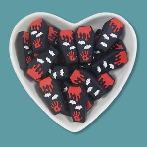 Contas de silicone com foco em caixão sangrento, contas de silicone com foco em terror, contas de silicone para Halloween em atacado, contas de silicone faça você mesmo