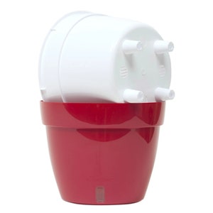 Op de afbeelding: Een rode plastic bloempot met een witte plastic pot erin. De witte pot heeft vier kleine pootjes en drainagegaten. De rode pot heeft een gladde, glanzende afwerking. De potten zijn ontworpen voor binnen of buiten.