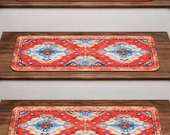 Può includere: Tre tappeti rettangolari per gradini con uno sfondo rosso vivace e un motivo a medaglione centrale ripetuto nei toni del blu, bianco e giallo. Ogni tappeto presenta angoli arrotondati e un bordo decorativo. Il testo 734-BWTS è visibile.