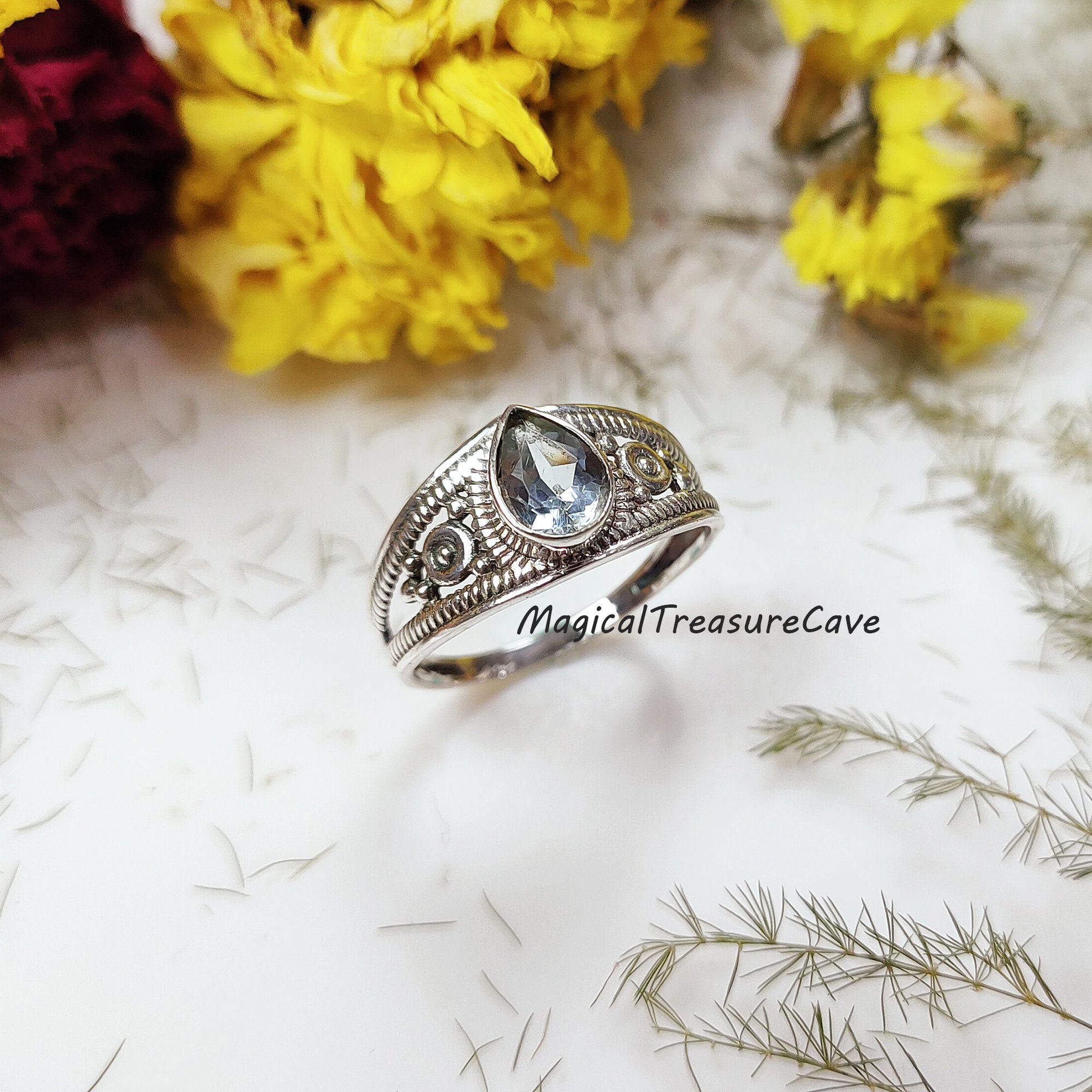 Anello in Argento 925 placcato Rodio, con topazio azzurro cielo e ossi – Maison Di Giorgio