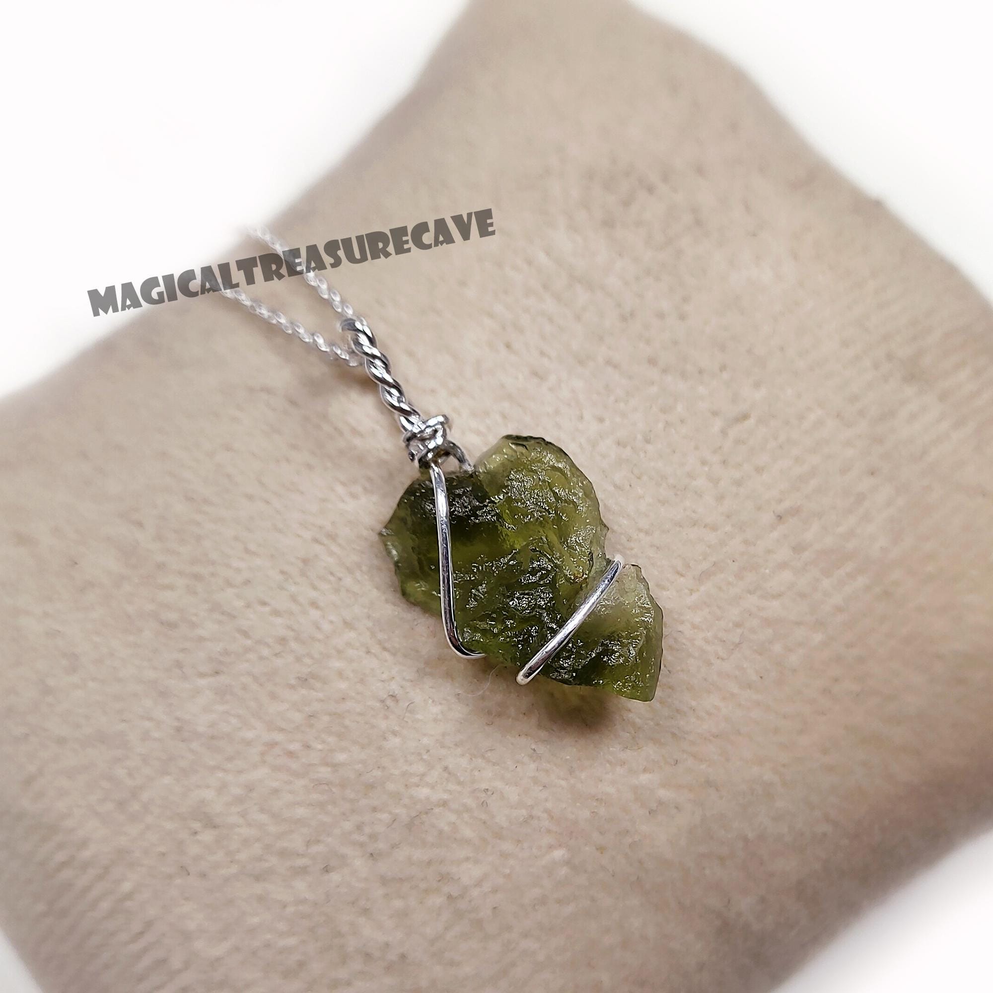 モルダバイトペンダント、原石ペンダント、モルダバイトワイヤー