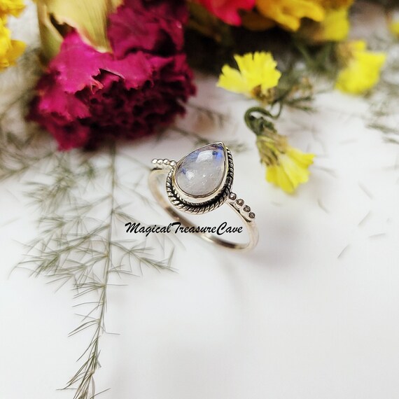 Silver Twist Natural Golden Moonstone Pendants Silver Twist Natural Golden Moonstone Pendants