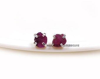 Natürliche rohe Rubin Ohrstecker, Rubin Ohrringe, Boho Hochzeit Ohrringe, Edelstein Ohrringe, Rohe Ohrringe, Rohedelstein Ohrringe