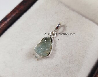 Natural Rough Aquamarine Pendant, 925 Sterling Silver Pendant, Unique Aquamarine Pendant, calming stone, Valentine Day Gifts