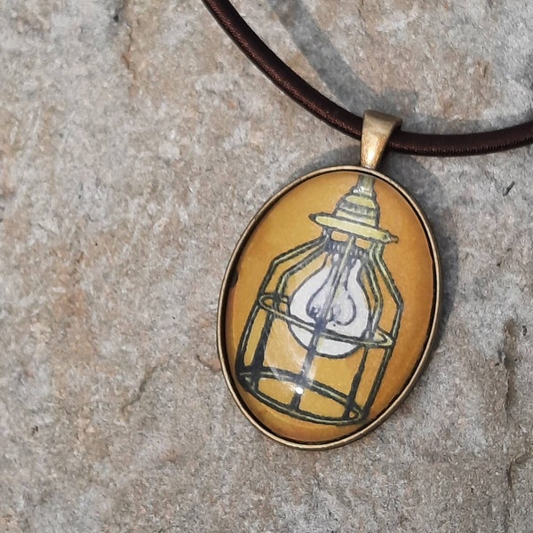 Collier style industriel, lanterne jaune et ampoule, sous cabochon en verre et cordon recouvert de fils de soie marron, coloré à la main