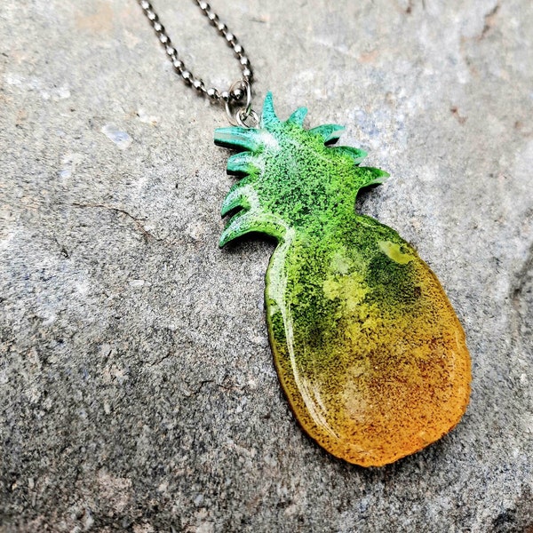 Collier sautoire avec pendentif résine en forme d'ananas, fruit coloré avec des encres à alcool jaune / verte dégradé, chaîne boule laiton