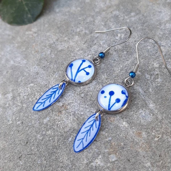 Boucles d'oreilles pendante avec crochet en acier inox. et motif éthnique, naturel de feuille et pistile , dans les tons bleu majorelle