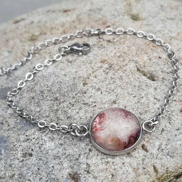 Bracelet chaîne fine avec cabochon rond en résine avec camaieu de rose, du blanc et des paillettes, esprit chic bohème, réglable