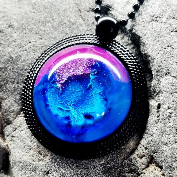 Collier cosmos,galaxie, avec chaîne boule noir et pendentif texturé avec cabochon en résine rond bleu et violet , modèle unique et fait main