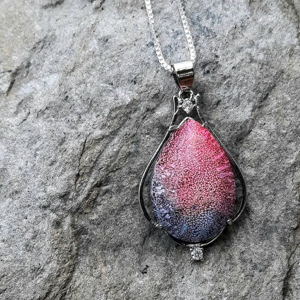 Collier avec cabochon en forme de goutte, en résine effet 3D pétri, abstrait rose mauve, serti sur support en laiton avec strass en zircon