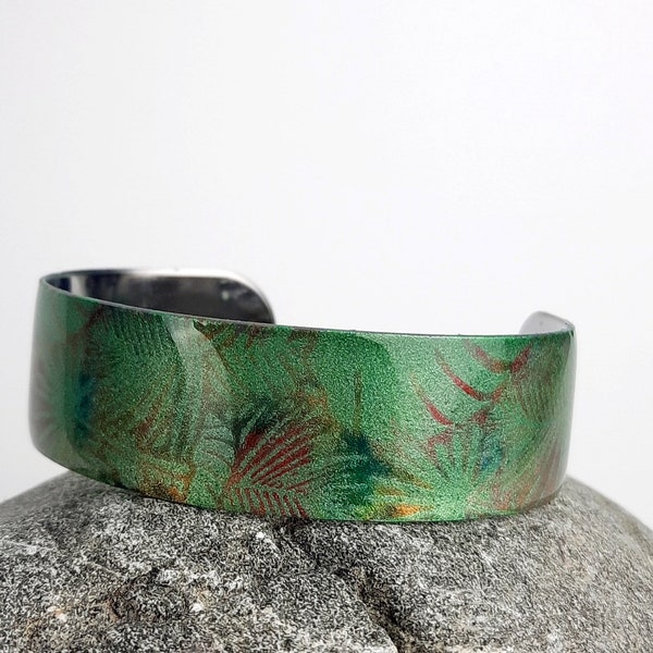 Bracelet manchette ouverte, motif feuillage vert ,  jonc décoré avec des encres et écran de sérigraphie nature , recouvert de résine