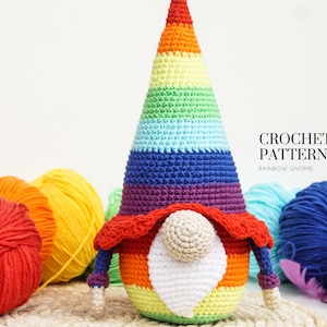 Puede incluir: Patrón de crochet para un gnomo arcoíris. El gnomo está hecho con hilo de colores y tiene una barba blanca. El patrón incluye instrucciones para hacer el gorro, la barba y el cuerpo del gnomo.