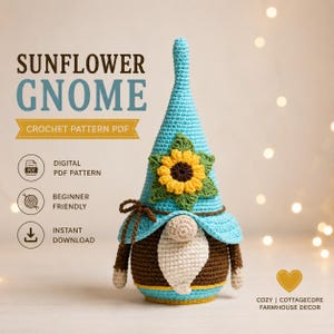 Könnte beinhalten: Ein gehäkelter Zwerg mit blauem Hut und Sonnenblumenakzent. Der Zwerg hat einen braunen Körper, einen weißen Bart und braune Arme. Der Text auf dem Bild lautet "SUNFLOWER GNOME" und "CROCHET PATTERN PDF".