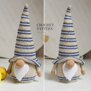 K&ouml;nnte beinhalten: H&auml;kelanleitung f&uuml;r einen gestreiften Gnom mit wei&szlig;em Bart und einem blauen und beigefarbenen Hut. Das Muster hei&szlig;t "Stylish Gnome".