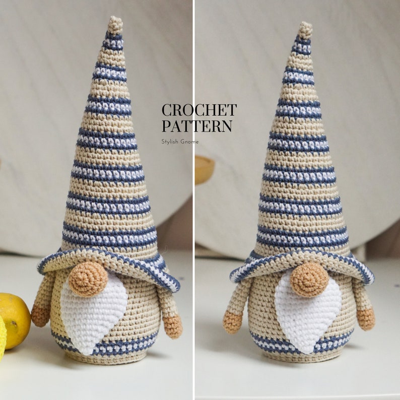 K&ouml;nnte beinhalten: H&auml;kelanleitung f&uuml;r einen gestreiften Gnom mit wei&szlig;em Bart und einem blauen und beigefarbenen Hut. Das Muster hei&szlig;t "Stylish Gnome".