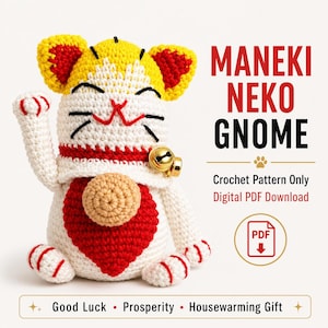 Pode incluir: Um gnomo Maneki Neko de crochê com corpo branco, peitoral vermelho e orelhas amarelas com detalhes vermelhos. Possui um sino dourado, uma mancha circular bege na barriga e uma pata levantada. Texto: MANEKI NEKO GNOME, Crochet Pattern Only.