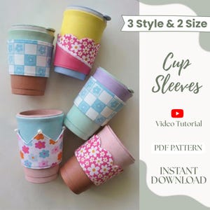 Può includere: Un assortimento di colorate custodie per tazze in vari design, tra cui motivi floreali e a scacchi. Le custodie sono in tonalità di rosa, giallo, blu e viola. L'immagine include anche il testo "3 Style & 2 Size" e "Cup Sleeves".
