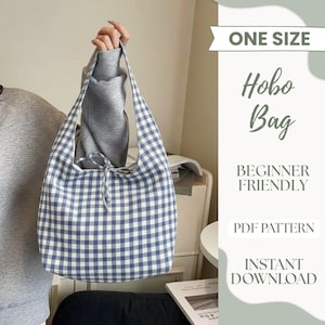 Könnte beinhalten: Eine blau-weiß karierte Hobo-Tasche mit Kordelzug. Die Tasche wird von einer Person gehalten. Der Text auf dem Bild lautet "ONE SIZE", "Hobo Bag", "BEGINNER FRIENDLY", "PDF PATTERN" und "INSTANT DOWNLOAD".
