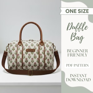 Op de afbeelding: Crèmekleurige duffeltas met een roze en groen bloemmotief. De tas heeft bruine leren handvatten en een schouderriem. De tekst "ONE SIZE", "Duffle Bag", "BEGINNER FRIENDLY", "PDF PATTERN" en "INSTANT DOWNLOAD" zijn zichtbaar.