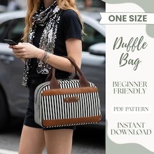 Op de afbeelding: Een zwart-wit gestreepte duffeltas met bruine leren details. De tas heeft een rechthoekige vorm en twee bruine handvatten. De tekst "ONE SIZE", "Duffle Bag", "BEGINNER FRIENDLY", "PDF PATTERN" en "INSTANT DOWNLOAD" zijn zichtbaar.