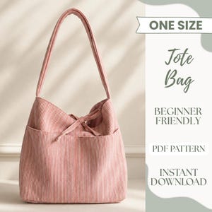 Puede incluir: Un bolso tote de rayas rosas y blancas con una sola correa para el hombro y un cierre de lazo en la parte superior. El texto a la derecha dice: ONE SIZE, Tote Bag, BEGINNER FRIENDLY, PDF PATTERN, INSTANT DOWNLOAD. El bolso tiene un bolsillo frontal.