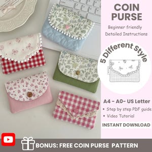 Puede incluir: Imagen de cinco monederos en varios colores y patrones, incluyendo telas de cuadros, florales y lisas. Los monederos tienen diferentes diseños de solapas y cierres. El texto de la imagen dice "COIN PURSE" y "5 Different Style".