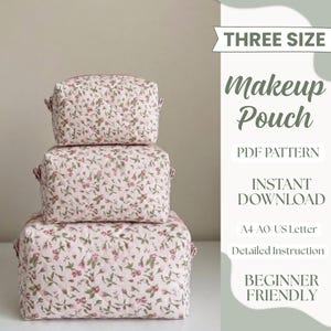 Puede incluir: Tres neceseres acolchados de diferentes tamaños, apilados verticalmente. Cada neceser presenta una tela de color rosa claro con un pequeño estampado floral. El texto a la derecha dice: THREE SIZE Makeup Pouch, PDF PATTERN, INSTANT DOWNLOAD, A4-A0-US Letter, Detailed Instruction, BEGINNER FRIENDLY.
