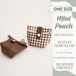 Op de afbeelding: Twee kleine tasjes, één in effen bruin en één met een bruin-wit vichy-ruitpatroon, elk voorzien van een klep met een witte drukknoopsluiting. De tekst luidt: ONE SIZE, Mini Pouch, PDF PATTERN, INSTANT DOWNLOAD, A4-A0-US Letter, Detailed Instruction, BEGINNER FRIENDLY.